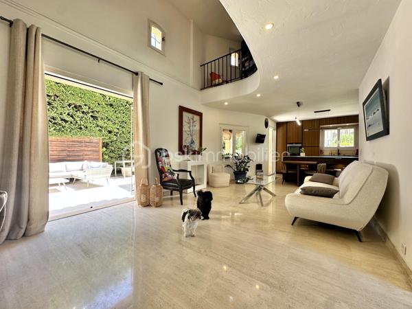 À quelques minutes seulement de la Croisette, des plages et du centre de Cannes, cette élégante villa de maçon de 177 m² vous offre le privilège de vivre dans un environnement résidentiel paisible tout en restant à proximité immédiate de toutes les commodités.

Nichée dans une rue calme du recherché quartier du Petit Juas, cette propriété séduit dès les premiers instants par son authenticité et la qualité de sa construction. Entourée de verdure, elle offre un véritable art de vivre où confort, sérénité et convivialité se conjuguent au quotidien.

La pièce de vie, baignée de lumière, dévoile un plafond cathédrale, une cheminée et une belle ouverture sur l'extérieur, créant une ambiance aussi élégante que chaleureuse.

La cuisine ouverte haut de gamme prolonge naturellement cet espace de réception, idéal pour partager de beaux moments en famille ou entre amis.

Le rez-de-chaussée accueille également une confortable suite parentale avec salle de bains, WC et salon privatif, véritable cocon indépendant ouvrant directement sur la terrasse et le jardin.

À l'étage, deux belles chambres climatisées disposent chacune de leur salle d'eau et de leurs toilettes privatives. L'une bénéficie d'un agréable solarium à l'abri des regards. 
Au même niveau, la mezzanine accueille un espace bureau ainsi qu'un dressing, parfait pour le télétravail et le rangement.

Le sous-sol offre de nombreuses possibilités d'aménagement:  une salle de télévision, jeux ou espace sport selon vos envies avec un coin buanderie et de nombreux rangement ainsi qu'une grande cave/atelier.

À l'extérieur, chaque espace invite à profiter pleinement du climat méditerranéen. Une vaste terrasse prolonge les pièces de vie, tandis que le jardin soigneusement paysagé accueille olivier, citronnier, camphrier, lauriers roses et palmiers autour d'une agréable piscine chauffée.

Un double garage de 41 m² permet de stationner deux véhicules.

Un emplacement particulièrement recherché.
La situation géographique constitue l'un des plus grands atouts de cette propriété :

✔ 10 minutes de la Croisette et des plages
✔ 10 minutes de la gare SNCF
✔ accès rapide à l'autoroute A8
✔ proximité immédiate des commerces
✔ écoles, collèges et crèches accessibles rapidement
✔ transports en commun à quelques pas
✔ Hôpital Simone Veil tout proche

Cette villa répond aussi bien aux attentes d'une famille recherchant une résidence principale de qualité qu'à celles d'acquéreurs souhaitant profiter d'une résidence secondaire à Cannes ou réaliser un investissement patrimonial.

Une propriété où l'on vient pour son emplacement… et où l'on reste pour son charme.

Visites sur rendez-vous – Vidéos disponibles sur demande