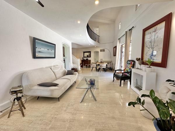 À quelques minutes seulement de la Croisette, des plages et du centre de Cannes, cette élégante villa de maçon de 177 m² vous offre le privilège de vivre dans un environnement résidentiel paisible tout en restant à proximité immédiate de toutes les commodités.

Nichée dans une rue calme du recherché quartier du Petit Juas, cette propriété séduit dès les premiers instants par son authenticité et la qualité de sa construction. Entourée de verdure, elle offre un véritable art de vivre où confort, sérénité et convivialité se conjuguent au quotidien.

La pièce de vie, baignée de lumière, dévoile un plafond cathédrale, une cheminée et une belle ouverture sur l'extérieur, créant une ambiance aussi élégante que chaleureuse.

La cuisine ouverte haut de gamme prolonge naturellement cet espace de réception, idéal pour partager de beaux moments en famille ou entre amis.

Le rez-de-chaussée accueille également une confortable suite parentale avec salle de bains, WC et salon privatif, véritable cocon indépendant ouvrant directement sur la terrasse et le jardin.

À l'étage, deux belles chambres climatisées disposent chacune de leur salle d'eau et de leurs toilettes privatives. L'une bénéficie d'un agréable solarium à l'abri des regards. 
Au même niveau, la mezzanine accueille un espace bureau ainsi qu'un dressing, parfait pour le télétravail et le rangement.

Le sous-sol offre de nombreuses possibilités d'aménagement:  une salle de télévision, jeux ou espace sport selon vos envies avec un coin buanderie et de nombreux rangement ainsi qu'une grande cave/atelier.

À l'extérieur, chaque espace invite à profiter pleinement du climat méditerranéen. Une vaste terrasse prolonge les pièces de vie, tandis que le jardin soigneusement paysagé accueille olivier, citronnier, camphrier, lauriers roses et palmiers autour d'une agréable piscine chauffée.

Un double garage de 41 m² permet de stationner deux véhicules.

Un emplacement particulièrement recherché.
La situation géographique constitue l'un des plus grands atouts de cette propriété :

✔ 10 minutes de la Croisette et des plages
✔ 10 minutes de la gare SNCF
✔ accès rapide à l'autoroute A8
✔ proximité immédiate des commerces
✔ écoles, collèges et crèches accessibles rapidement
✔ transports en commun à quelques pas
✔ Hôpital Simone Veil tout proche

Cette villa répond aussi bien aux attentes d'une famille recherchant une résidence principale de qualité qu'à celles d'acquéreurs souhaitant profiter d'une résidence secondaire à Cannes ou réaliser un investissement patrimonial.

Une propriété où l'on vient pour son emplacement… et où l'on reste pour son charme.

Visites sur rendez-vous – Vidéos disponibles sur demande