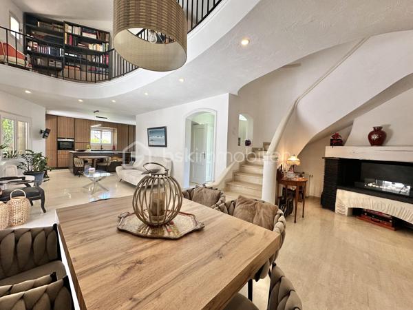 À quelques minutes seulement de la Croisette, des plages et du centre de Cannes, cette élégante villa de maçon de 177 m² vous offre le privilège de vivre dans un environnement résidentiel paisible tout en restant à proximité immédiate de toutes les commodités.

Nichée dans une rue calme du recherché quartier du Petit Juas, cette propriété séduit dès les premiers instants par son authenticité et la qualité de sa construction. Entourée de verdure, elle offre un véritable art de vivre où confort, sérénité et convivialité se conjuguent au quotidien.

La pièce de vie, baignée de lumière, dévoile un plafond cathédrale, une cheminée et une belle ouverture sur l'extérieur, créant une ambiance aussi élégante que chaleureuse.

La cuisine ouverte haut de gamme prolonge naturellement cet espace de réception, idéal pour partager de beaux moments en famille ou entre amis.

Le rez-de-chaussée accueille également une confortable suite parentale avec salle de bains, WC et salon privatif, véritable cocon indépendant ouvrant directement sur la terrasse et le jardin.

À l'étage, deux belles chambres climatisées disposent chacune de leur salle d'eau et de leurs toilettes privatives. L'une bénéficie d'un agréable solarium à l'abri des regards. 
Au même niveau, la mezzanine accueille un espace bureau ainsi qu'un dressing, parfait pour le télétravail et le rangement.

Le sous-sol offre de nombreuses possibilités d'aménagement:  une salle de télévision, jeux ou espace sport selon vos envies avec un coin buanderie et de nombreux rangement ainsi qu'une grande cave/atelier.

À l'extérieur, chaque espace invite à profiter pleinement du climat méditerranéen. Une vaste terrasse prolonge les pièces de vie, tandis que le jardin soigneusement paysagé accueille olivier, citronnier, camphrier, lauriers roses et palmiers autour d'une agréable piscine chauffée.

Un double garage de 41 m² permet de stationner deux véhicules.

Un emplacement particulièrement recherché.
La situation géographique constitue l'un des plus grands atouts de cette propriété :

✔ 10 minutes de la Croisette et des plages
✔ 10 minutes de la gare SNCF
✔ accès rapide à l'autoroute A8
✔ proximité immédiate des commerces
✔ écoles, collèges et crèches accessibles rapidement
✔ transports en commun à quelques pas
✔ Hôpital Simone Veil tout proche

Cette villa répond aussi bien aux attentes d'une famille recherchant une résidence principale de qualité qu'à celles d'acquéreurs souhaitant profiter d'une résidence secondaire à Cannes ou réaliser un investissement patrimonial.

Une propriété où l'on vient pour son emplacement… et où l'on reste pour son charme.

Visites sur rendez-vous – Vidéos disponibles sur demande