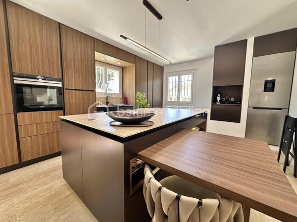 À quelques minutes seulement de la Croisette, des plages et du centre de Cannes, cette élégante villa de maçon de 177 m² vous offre le privilège de vivre dans un environnement résidentiel paisible tout en restant à proximité immédiate de toutes les commodités.

Nichée dans une rue calme du recherché quartier du Petit Juas, cette propriété séduit dès les premiers instants par son authenticité et la qualité de sa construction. Entourée de verdure, elle offre un véritable art de vivre où confort, sérénité et convivialité se conjuguent au quotidien.

La pièce de vie, baignée de lumière, dévoile un plafond cathédrale, une cheminée et une belle ouverture sur l'extérieur, créant une ambiance aussi élégante que chaleureuse.

La cuisine ouverte haut de gamme prolonge naturellement cet espace de réception, idéal pour partager de beaux moments en famille ou entre amis.

Le rez-de-chaussée accueille également une confortable suite parentale avec salle de bains, WC et salon privatif, véritable cocon indépendant ouvrant directement sur la terrasse et le jardin.

À l'étage, deux belles chambres climatisées disposent chacune de leur salle d'eau et de leurs toilettes privatives. L'une bénéficie d'un agréable solarium à l'abri des regards. 
Au même niveau, la mezzanine accueille un espace bureau ainsi qu'un dressing, parfait pour le télétravail et le rangement.

Le sous-sol offre de nombreuses possibilités d'aménagement:  une salle de télévision, jeux ou espace sport selon vos envies avec un coin buanderie et de nombreux rangement ainsi qu'une grande cave/atelier.

À l'extérieur, chaque espace invite à profiter pleinement du climat méditerranéen. Une vaste terrasse prolonge les pièces de vie, tandis que le jardin soigneusement paysagé accueille olivier, citronnier, camphrier, lauriers roses et palmiers autour d'une agréable piscine chauffée.

Un double garage de 41 m² permet de stationner deux véhicules.

Un emplacement particulièrement recherché.
La situation géographique constitue l'un des plus grands atouts de cette propriété :

✔ 10 minutes de la Croisette et des plages
✔ 10 minutes de la gare SNCF
✔ accès rapide à l'autoroute A8
✔ proximité immédiate des commerces
✔ écoles, collèges et crèches accessibles rapidement
✔ transports en commun à quelques pas
✔ Hôpital Simone Veil tout proche

Cette villa répond aussi bien aux attentes d'une famille recherchant une résidence principale de qualité qu'à celles d'acquéreurs souhaitant profiter d'une résidence secondaire à Cannes ou réaliser un investissement patrimonial.

Une propriété où l'on vient pour son emplacement… et où l'on reste pour son charme.

Visites sur rendez-vous – Vidéos disponibles sur demande