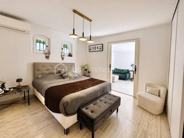 À quelques minutes seulement de la Croisette, des plages et du centre de Cannes, cette élégante villa de maçon de 177 m² vous offre le privilège de vivre dans un environnement résidentiel paisible tout en restant à proximité immédiate de toutes les commodités.

Nichée dans une rue calme du recherché quartier du Petit Juas, cette propriété séduit dès les premiers instants par son authenticité et la qualité de sa construction. Entourée de verdure, elle offre un véritable art de vivre où confort, sérénité et convivialité se conjuguent au quotidien.

La pièce de vie, baignée de lumière, dévoile un plafond cathédrale, une cheminée et une belle ouverture sur l'extérieur, créant une ambiance aussi élégante que chaleureuse.

La cuisine ouverte haut de gamme prolonge naturellement cet espace de réception, idéal pour partager de beaux moments en famille ou entre amis.

Le rez-de-chaussée accueille également une confortable suite parentale avec salle de bains, WC et salon privatif, véritable cocon indépendant ouvrant directement sur la terrasse et le jardin.

À l'étage, deux belles chambres climatisées disposent chacune de leur salle d'eau et de leurs toilettes privatives. L'une bénéficie d'un agréable solarium à l'abri des regards. 
Au même niveau, la mezzanine accueille un espace bureau ainsi qu'un dressing, parfait pour le télétravail et le rangement.

Le sous-sol offre de nombreuses possibilités d'aménagement:  une salle de télévision, jeux ou espace sport selon vos envies avec un coin buanderie et de nombreux rangement ainsi qu'une grande cave/atelier.

À l'extérieur, chaque espace invite à profiter pleinement du climat méditerranéen. Une vaste terrasse prolonge les pièces de vie, tandis que le jardin soigneusement paysagé accueille olivier, citronnier, camphrier, lauriers roses et palmiers autour d'une agréable piscine chauffée.

Un double garage de 41 m² permet de stationner deux véhicules.

Un emplacement particulièrement recherché.
La situation géographique constitue l'un des plus grands atouts de cette propriété :

✔ 10 minutes de la Croisette et des plages
✔ 10 minutes de la gare SNCF
✔ accès rapide à l'autoroute A8
✔ proximité immédiate des commerces
✔ écoles, collèges et crèches accessibles rapidement
✔ transports en commun à quelques pas
✔ Hôpital Simone Veil tout proche

Cette villa répond aussi bien aux attentes d'une famille recherchant une résidence principale de qualité qu'à celles d'acquéreurs souhaitant profiter d'une résidence secondaire à Cannes ou réaliser un investissement patrimonial.

Une propriété où l'on vient pour son emplacement… et où l'on reste pour son charme.

Visites sur rendez-vous – Vidéos disponibles sur demande