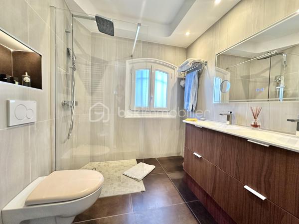 À quelques minutes seulement de la Croisette, des plages et du centre de Cannes, cette élégante villa de maçon de 177 m² vous offre le privilège de vivre dans un environnement résidentiel paisible tout en restant à proximité immédiate de toutes les commodités.

Nichée dans une rue calme du recherché quartier du Petit Juas, cette propriété séduit dès les premiers instants par son authenticité et la qualité de sa construction. Entourée de verdure, elle offre un véritable art de vivre où confort, sérénité et convivialité se conjuguent au quotidien.

La pièce de vie, baignée de lumière, dévoile un plafond cathédrale, une cheminée et une belle ouverture sur l'extérieur, créant une ambiance aussi élégante que chaleureuse.

La cuisine ouverte haut de gamme prolonge naturellement cet espace de réception, idéal pour partager de beaux moments en famille ou entre amis.

Le rez-de-chaussée accueille également une confortable suite parentale avec salle de bains, WC et salon privatif, véritable cocon indépendant ouvrant directement sur la terrasse et le jardin.

À l'étage, deux belles chambres climatisées disposent chacune de leur salle d'eau et de leurs toilettes privatives. L'une bénéficie d'un agréable solarium à l'abri des regards. 
Au même niveau, la mezzanine accueille un espace bureau ainsi qu'un dressing, parfait pour le télétravail et le rangement.

Le sous-sol offre de nombreuses possibilités d'aménagement:  une salle de télévision, jeux ou espace sport selon vos envies avec un coin buanderie et de nombreux rangement ainsi qu'une grande cave/atelier.

À l'extérieur, chaque espace invite à profiter pleinement du climat méditerranéen. Une vaste terrasse prolonge les pièces de vie, tandis que le jardin soigneusement paysagé accueille olivier, citronnier, camphrier, lauriers roses et palmiers autour d'une agréable piscine chauffée.

Un double garage de 41 m² permet de stationner deux véhicules.

Un emplacement particulièrement recherché.
La situation géographique constitue l'un des plus grands atouts de cette propriété :

✔ 10 minutes de la Croisette et des plages
✔ 10 minutes de la gare SNCF
✔ accès rapide à l'autoroute A8
✔ proximité immédiate des commerces
✔ écoles, collèges et crèches accessibles rapidement
✔ transports en commun à quelques pas
✔ Hôpital Simone Veil tout proche

Cette villa répond aussi bien aux attentes d'une famille recherchant une résidence principale de qualité qu'à celles d'acquéreurs souhaitant profiter d'une résidence secondaire à Cannes ou réaliser un investissement patrimonial.

Une propriété où l'on vient pour son emplacement… et où l'on reste pour son charme.

Visites sur rendez-vous – Vidéos disponibles sur demande