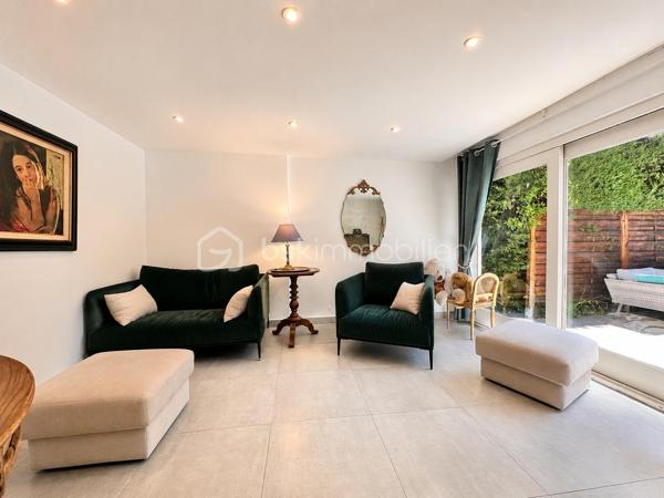 À quelques minutes seulement de la Croisette, des plages et du centre de Cannes, cette élégante villa de maçon de 177 m² vous offre le privilège de vivre dans un environnement résidentiel paisible tout en restant à proximité immédiate de toutes les commodités.

Nichée dans une rue calme du recherché quartier du Petit Juas, cette propriété séduit dès les premiers instants par son authenticité et la qualité de sa construction. Entourée de verdure, elle offre un véritable art de vivre où confort, sérénité et convivialité se conjuguent au quotidien.

La pièce de vie, baignée de lumière, dévoile un plafond cathédrale, une cheminée et une belle ouverture sur l'extérieur, créant une ambiance aussi élégante que chaleureuse.

La cuisine ouverte haut de gamme prolonge naturellement cet espace de réception, idéal pour partager de beaux moments en famille ou entre amis.

Le rez-de-chaussée accueille également une confortable suite parentale avec salle de bains, WC et salon privatif, véritable cocon indépendant ouvrant directement sur la terrasse et le jardin.

À l'étage, deux belles chambres climatisées disposent chacune de leur salle d'eau et de leurs toilettes privatives. L'une bénéficie d'un agréable solarium à l'abri des regards. 
Au même niveau, la mezzanine accueille un espace bureau ainsi qu'un dressing, parfait pour le télétravail et le rangement.

Le sous-sol offre de nombreuses possibilités d'aménagement:  une salle de télévision, jeux ou espace sport selon vos envies avec un coin buanderie et de nombreux rangement ainsi qu'une grande cave/atelier.

À l'extérieur, chaque espace invite à profiter pleinement du climat méditerranéen. Une vaste terrasse prolonge les pièces de vie, tandis que le jardin soigneusement paysagé accueille olivier, citronnier, camphrier, lauriers roses et palmiers autour d'une agréable piscine chauffée.

Un double garage de 41 m² permet de stationner deux véhicules.

Un emplacement particulièrement recherché.
La situation géographique constitue l'un des plus grands atouts de cette propriété :

✔ 10 minutes de la Croisette et des plages
✔ 10 minutes de la gare SNCF
✔ accès rapide à l'autoroute A8
✔ proximité immédiate des commerces
✔ écoles, collèges et crèches accessibles rapidement
✔ transports en commun à quelques pas
✔ Hôpital Simone Veil tout proche

Cette villa répond aussi bien aux attentes d'une famille recherchant une résidence principale de qualité qu'à celles d'acquéreurs souhaitant profiter d'une résidence secondaire à Cannes ou réaliser un investissement patrimonial.

Une propriété où l'on vient pour son emplacement… et où l'on reste pour son charme.

Visites sur rendez-vous – Vidéos disponibles sur demande