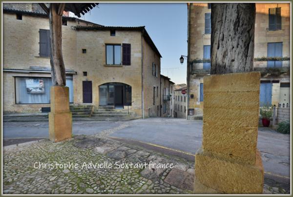 Au coeur de Belves, immeuble avec commerce au RDC, appartement à l'étage, cave et grenier
