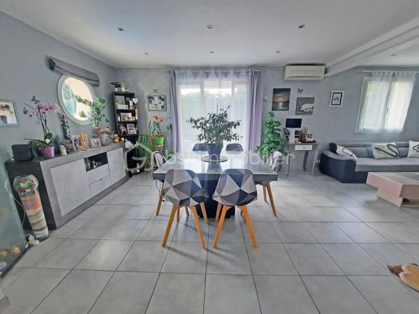 Venez poser vos valises dans cette villa idéalement située, au calme absolu, possédant une vue dégagée tout en étant proche de toutes les commodités.
Vous serez séduits par son agencement extérieur autant qu'intérieur.

Dès l'entrée un grand séjour avec cuisine ouverte équipée s'offre à vous.
Au même niveau, en rez-de-jardin, vous découvrirez 3 chambres, une salle d'eau avec fenêtre et wc ainsi que des wc indépendants.

À l'étage, par une entrée indépendante, un studio entièrement aménagé permet un rendement locatif ou un très bel accueil pour votre famille ou vos amis.

Au coeur d'un environnement très calme, cette villa propose une grande terrasse conviviale exposée sud avec une belle piscine.

Pour un confort optimal, une climatisation réversible est installée dans toutes les pièces.

N'hésitez-pas à contacter votre agent référent Déborah FAYOLLE au 07.84.60.88.91 pour découvrir ce havre de paix.