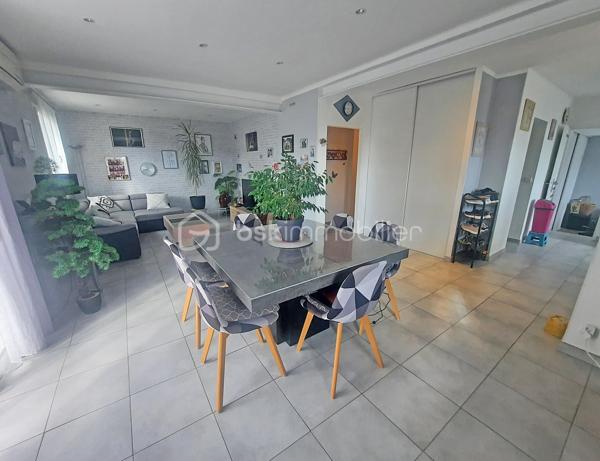 Venez poser vos valises dans cette villa idéalement située, au calme absolu, possédant une vue dégagée tout en étant proche de toutes les commodités.
Vous serez séduits par son agencement extérieur autant qu'intérieur.

Dès l'entrée un grand séjour avec cuisine ouverte équipée s'offre à vous.
Au même niveau, en rez-de-jardin, vous découvrirez 3 chambres, une salle d'eau avec fenêtre et wc ainsi que des wc indépendants.

À l'étage, par une entrée indépendante, un studio entièrement aménagé permet un rendement locatif ou un très bel accueil pour votre famille ou vos amis.

Au coeur d'un environnement très calme, cette villa propose une grande terrasse conviviale exposée sud avec une belle piscine.

Pour un confort optimal, une climatisation réversible est installée dans toutes les pièces.

N'hésitez-pas à contacter votre agent référent Déborah FAYOLLE au 07.84.60.88.91 pour découvrir ce havre de paix.