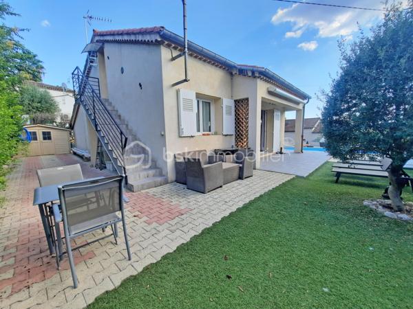 Venez poser vos valises dans cette villa idéalement située, au calme absolu, possédant une vue dégagée tout en étant proche de toutes les commodités.
Vous serez séduits par son agencement extérieur autant qu'intérieur.

Dès l'entrée un grand séjour avec cuisine ouverte équipée s'offre à vous.
Au même niveau, en rez-de-jardin, vous découvrirez 3 chambres, une salle d'eau avec fenêtre et wc ainsi que des wc indépendants.

À l'étage, par une entrée indépendante, un studio entièrement aménagé permet un rendement locatif ou un très bel accueil pour votre famille ou vos amis.

Au coeur d'un environnement très calme, cette villa propose une grande terrasse conviviale exposée sud avec une belle piscine.

Pour un confort optimal, une climatisation réversible est installée dans toutes les pièces.

N'hésitez-pas à contacter votre agent référent Déborah FAYOLLE au 07.84.60.88.91 pour découvrir ce havre de paix.