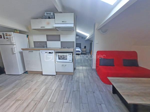 Venez poser vos valises dans cette villa idéalement située, au calme absolu, possédant une vue dégagée tout en étant proche de toutes les commodités.
Vous serez séduits par son agencement extérieur autant qu'intérieur.

Dès l'entrée un grand séjour avec cuisine ouverte équipée s'offre à vous.
Au même niveau, en rez-de-jardin, vous découvrirez 3 chambres, une salle d'eau avec fenêtre et wc ainsi que des wc indépendants.

À l'étage, par une entrée indépendante, un studio entièrement aménagé permet un rendement locatif ou un très bel accueil pour votre famille ou vos amis.

Au coeur d'un environnement très calme, cette villa propose une grande terrasse conviviale exposée sud avec une belle piscine.

Pour un confort optimal, une climatisation réversible est installée dans toutes les pièces.

N'hésitez-pas à contacter votre agent référent Déborah FAYOLLE au 07.84.60.88.91 pour découvrir ce havre de paix.