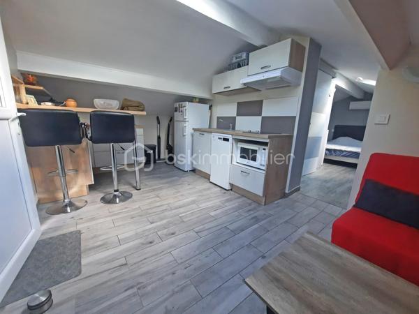 Venez poser vos valises dans cette villa idéalement située, au calme absolu, possédant une vue dégagée tout en étant proche de toutes les commodités.
Vous serez séduits par son agencement extérieur autant qu'intérieur.

Dès l'entrée un grand séjour avec cuisine ouverte équipée s'offre à vous.
Au même niveau, en rez-de-jardin, vous découvrirez 3 chambres, une salle d'eau avec fenêtre et wc ainsi que des wc indépendants.

À l'étage, par une entrée indépendante, un studio entièrement aménagé permet un rendement locatif ou un très bel accueil pour votre famille ou vos amis.

Au coeur d'un environnement très calme, cette villa propose une grande terrasse conviviale exposée sud avec une belle piscine.

Pour un confort optimal, une climatisation réversible est installée dans toutes les pièces.

N'hésitez-pas à contacter votre agent référent Déborah FAYOLLE au 07.84.60.88.91 pour découvrir ce havre de paix.