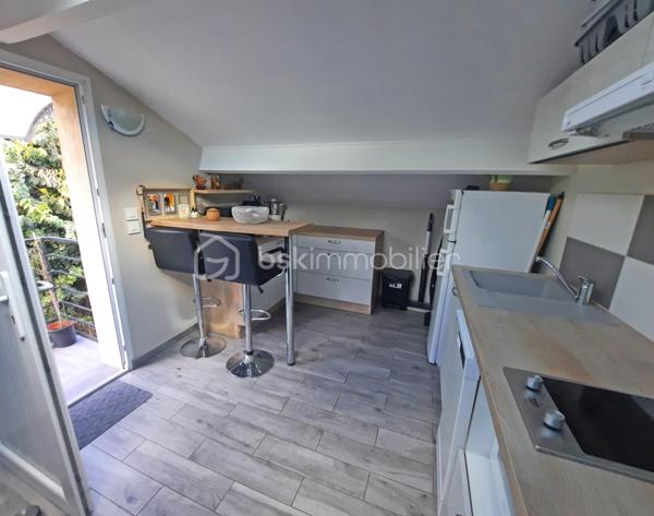 Venez poser vos valises dans cette villa idéalement située, au calme absolu, possédant une vue dégagée tout en étant proche de toutes les commodités.
Vous serez séduits par son agencement extérieur autant qu'intérieur.

Dès l'entrée un grand séjour avec cuisine ouverte équipée s'offre à vous.
Au même niveau, en rez-de-jardin, vous découvrirez 3 chambres, une salle d'eau avec fenêtre et wc ainsi que des wc indépendants.

À l'étage, par une entrée indépendante, un studio entièrement aménagé permet un rendement locatif ou un très bel accueil pour votre famille ou vos amis.

Au coeur d'un environnement très calme, cette villa propose une grande terrasse conviviale exposée sud avec une belle piscine.

Pour un confort optimal, une climatisation réversible est installée dans toutes les pièces.

N'hésitez-pas à contacter votre agent référent Déborah FAYOLLE au 07.84.60.88.91 pour découvrir ce havre de paix.