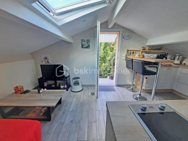Venez poser vos valises dans cette villa idéalement située, au calme absolu, possédant une vue dégagée tout en étant proche de toutes les commodités.
Vous serez séduits par son agencement extérieur autant qu'intérieur.

Dès l'entrée un grand séjour avec cuisine ouverte équipée s'offre à vous.
Au même niveau, en rez-de-jardin, vous découvrirez 3 chambres, une salle d'eau avec fenêtre et wc ainsi que des wc indépendants.

À l'étage, par une entrée indépendante, un studio entièrement aménagé permet un rendement locatif ou un très bel accueil pour votre famille ou vos amis.

Au coeur d'un environnement très calme, cette villa propose une grande terrasse conviviale exposée sud avec une belle piscine.

Pour un confort optimal, une climatisation réversible est installée dans toutes les pièces.

N'hésitez-pas à contacter votre agent référent Déborah FAYOLLE au 07.84.60.88.91 pour découvrir ce havre de paix.