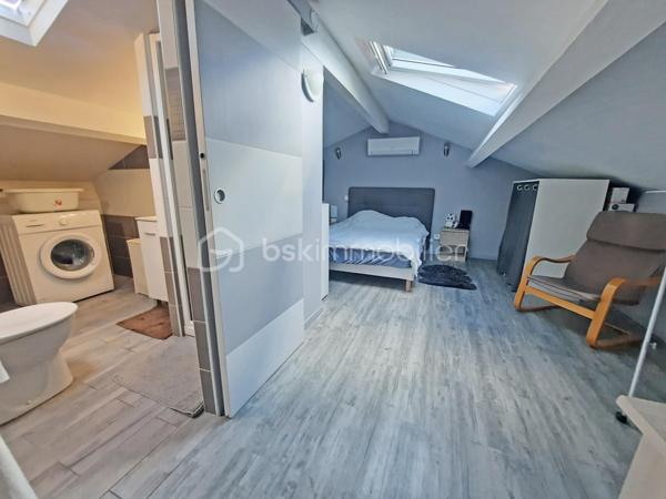 Venez poser vos valises dans cette villa idéalement située, au calme absolu, possédant une vue dégagée tout en étant proche de toutes les commodités.
Vous serez séduits par son agencement extérieur autant qu'intérieur.

Dès l'entrée un grand séjour avec cuisine ouverte équipée s'offre à vous.
Au même niveau, en rez-de-jardin, vous découvrirez 3 chambres, une salle d'eau avec fenêtre et wc ainsi que des wc indépendants.

À l'étage, par une entrée indépendante, un studio entièrement aménagé permet un rendement locatif ou un très bel accueil pour votre famille ou vos amis.

Au coeur d'un environnement très calme, cette villa propose une grande terrasse conviviale exposée sud avec une belle piscine.

Pour un confort optimal, une climatisation réversible est installée dans toutes les pièces.

N'hésitez-pas à contacter votre agent référent Déborah FAYOLLE au 07.84.60.88.91 pour découvrir ce havre de paix.