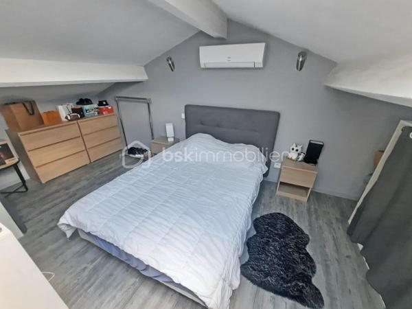 Venez poser vos valises dans cette villa idéalement située, au calme absolu, possédant une vue dégagée tout en étant proche de toutes les commodités.
Vous serez séduits par son agencement extérieur autant qu'intérieur.

Dès l'entrée un grand séjour avec cuisine ouverte équipée s'offre à vous.
Au même niveau, en rez-de-jardin, vous découvrirez 3 chambres, une salle d'eau avec fenêtre et wc ainsi que des wc indépendants.

À l'étage, par une entrée indépendante, un studio entièrement aménagé permet un rendement locatif ou un très bel accueil pour votre famille ou vos amis.

Au coeur d'un environnement très calme, cette villa propose une grande terrasse conviviale exposée sud avec une belle piscine.

Pour un confort optimal, une climatisation réversible est installée dans toutes les pièces.

N'hésitez-pas à contacter votre agent référent Déborah FAYOLLE au 07.84.60.88.91 pour découvrir ce havre de paix.