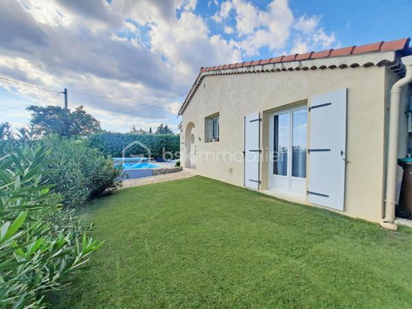 Venez poser vos valises dans cette villa idéalement située, au calme absolu, possédant une vue dégagée tout en étant proche de toutes les commodités.
Vous serez séduits par son agencement extérieur autant qu'intérieur.

Dès l'entrée un grand séjour avec cuisine ouverte équipée s'offre à vous.
Au même niveau, en rez-de-jardin, vous découvrirez 3 chambres, une salle d'eau avec fenêtre et wc ainsi que des wc indépendants.

À l'étage, par une entrée indépendante, un studio entièrement aménagé permet un rendement locatif ou un très bel accueil pour votre famille ou vos amis.

Au coeur d'un environnement très calme, cette villa propose une grande terrasse conviviale exposée sud avec une belle piscine.

Pour un confort optimal, une climatisation réversible est installée dans toutes les pièces.

N'hésitez-pas à contacter votre agent référent Déborah FAYOLLE au 07.84.60.88.91 pour découvrir ce havre de paix.