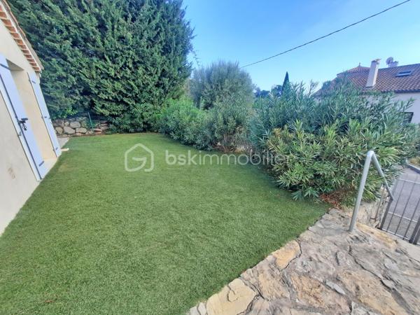 Venez poser vos valises dans cette villa idéalement située, au calme absolu, possédant une vue dégagée tout en étant proche de toutes les commodités.
Vous serez séduits par son agencement extérieur autant qu'intérieur.

Dès l'entrée un grand séjour avec cuisine ouverte équipée s'offre à vous.
Au même niveau, en rez-de-jardin, vous découvrirez 3 chambres, une salle d'eau avec fenêtre et wc ainsi que des wc indépendants.

À l'étage, par une entrée indépendante, un studio entièrement aménagé permet un rendement locatif ou un très bel accueil pour votre famille ou vos amis.

Au coeur d'un environnement très calme, cette villa propose une grande terrasse conviviale exposée sud avec une belle piscine.

Pour un confort optimal, une climatisation réversible est installée dans toutes les pièces.

N'hésitez-pas à contacter votre agent référent Déborah FAYOLLE au 07.84.60.88.91 pour découvrir ce havre de paix.