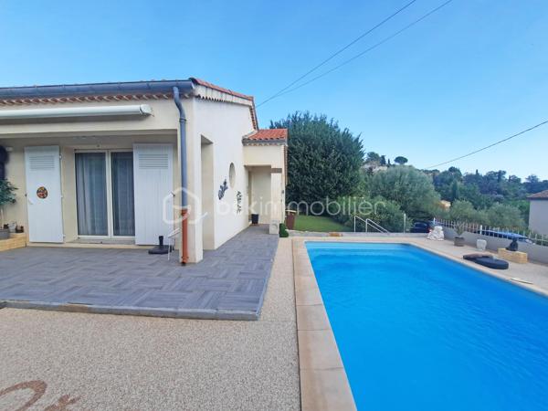 Venez poser vos valises dans cette villa idéalement située, au calme absolu, possédant une vue dégagée tout en étant proche de toutes les commodités.
Vous serez séduits par son agencement extérieur autant qu'intérieur.

Dès l'entrée un grand séjour avec cuisine ouverte équipée s'offre à vous.
Au même niveau, en rez-de-jardin, vous découvrirez 3 chambres, une salle d'eau avec fenêtre et wc ainsi que des wc indépendants.

À l'étage, par une entrée indépendante, un studio entièrement aménagé permet un rendement locatif ou un très bel accueil pour votre famille ou vos amis.

Au coeur d'un environnement très calme, cette villa propose une grande terrasse conviviale exposée sud avec une belle piscine.

Pour un confort optimal, une climatisation réversible est installée dans toutes les pièces.

N'hésitez-pas à contacter votre agent référent Déborah FAYOLLE au 07.84.60.88.91 pour découvrir ce havre de paix.