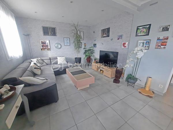 Venez poser vos valises dans cette villa idéalement située, au calme absolu, possédant une vue dégagée tout en étant proche de toutes les commodités.
Vous serez séduits par son agencement extérieur autant qu'intérieur.

Dès l'entrée un grand séjour avec cuisine ouverte équipée s'offre à vous.
Au même niveau, en rez-de-jardin, vous découvrirez 3 chambres, une salle d'eau avec fenêtre et wc ainsi que des wc indépendants.

À l'étage, par une entrée indépendante, un studio entièrement aménagé permet un rendement locatif ou un très bel accueil pour votre famille ou vos amis.

Au coeur d'un environnement très calme, cette villa propose une grande terrasse conviviale exposée sud avec une belle piscine.

Pour un confort optimal, une climatisation réversible est installée dans toutes les pièces.

N'hésitez-pas à contacter votre agent référent Déborah FAYOLLE au 07.84.60.88.91 pour découvrir ce havre de paix.
