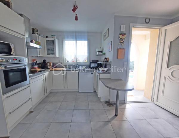 Venez poser vos valises dans cette villa idéalement située, au calme absolu, possédant une vue dégagée tout en étant proche de toutes les commodités.
Vous serez séduits par son agencement extérieur autant qu'intérieur.

Dès l'entrée un grand séjour avec cuisine ouverte équipée s'offre à vous.
Au même niveau, en rez-de-jardin, vous découvrirez 3 chambres, une salle d'eau avec fenêtre et wc ainsi que des wc indépendants.

À l'étage, par une entrée indépendante, un studio entièrement aménagé permet un rendement locatif ou un très bel accueil pour votre famille ou vos amis.

Au coeur d'un environnement très calme, cette villa propose une grande terrasse conviviale exposée sud avec une belle piscine.

Pour un confort optimal, une climatisation réversible est installée dans toutes les pièces.

N'hésitez-pas à contacter votre agent référent Déborah FAYOLLE au 07.84.60.88.91 pour découvrir ce havre de paix.