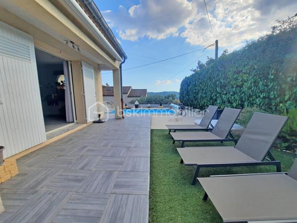 Venez poser vos valises dans cette villa idéalement située, au calme absolu, possédant une vue dégagée tout en étant proche de toutes les commodités.
Vous serez séduits par son agencement extérieur autant qu'intérieur.

Dès l'entrée un grand séjour avec cuisine ouverte équipée s'offre à vous.
Au même niveau, en rez-de-jardin, vous découvrirez 3 chambres, une salle d'eau avec fenêtre et wc ainsi que des wc indépendants.

À l'étage, par une entrée indépendante, un studio entièrement aménagé permet un rendement locatif ou un très bel accueil pour votre famille ou vos amis.

Au coeur d'un environnement très calme, cette villa propose une grande terrasse conviviale exposée sud avec une belle piscine.

Pour un confort optimal, une climatisation réversible est installée dans toutes les pièces.

N'hésitez-pas à contacter votre agent référent Déborah FAYOLLE au 07.84.60.88.91 pour découvrir ce havre de paix.