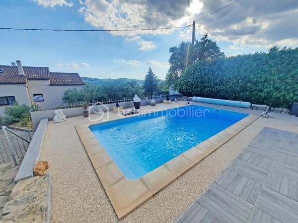 Venez poser vos valises dans cette villa idéalement située, au calme absolu, possédant une vue dégagée tout en étant proche de toutes les commodités.
Vous serez séduits par son agencement extérieur autant qu'intérieur.

Dès l'entrée un grand séjour avec cuisine ouverte équipée s'offre à vous.
Au même niveau, en rez-de-jardin, vous découvrirez 3 chambres, une salle d'eau avec fenêtre et wc ainsi que des wc indépendants.

À l'étage, par une entrée indépendante, un studio entièrement aménagé permet un rendement locatif ou un très bel accueil pour votre famille ou vos amis.

Au coeur d'un environnement très calme, cette villa propose une grande terrasse conviviale exposée sud avec une belle piscine.

Pour un confort optimal, une climatisation réversible est installée dans toutes les pièces.

N'hésitez-pas à contacter votre agent référent Déborah FAYOLLE au 07.84.60.88.91 pour découvrir ce havre de paix.