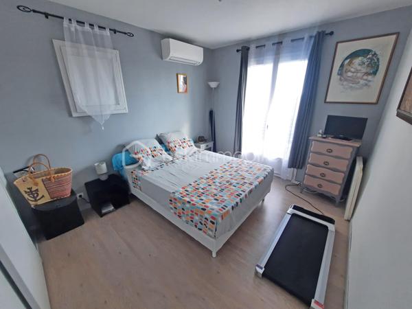 Venez poser vos valises dans cette villa idéalement située, au calme absolu, possédant une vue dégagée tout en étant proche de toutes les commodités.
Vous serez séduits par son agencement extérieur autant qu'intérieur.

Dès l'entrée un grand séjour avec cuisine ouverte équipée s'offre à vous.
Au même niveau, en rez-de-jardin, vous découvrirez 3 chambres, une salle d'eau avec fenêtre et wc ainsi que des wc indépendants.

À l'étage, par une entrée indépendante, un studio entièrement aménagé permet un rendement locatif ou un très bel accueil pour votre famille ou vos amis.

Au coeur d'un environnement très calme, cette villa propose une grande terrasse conviviale exposée sud avec une belle piscine.

Pour un confort optimal, une climatisation réversible est installée dans toutes les pièces.

N'hésitez-pas à contacter votre agent référent Déborah FAYOLLE au 07.84.60.88.91 pour découvrir ce havre de paix.