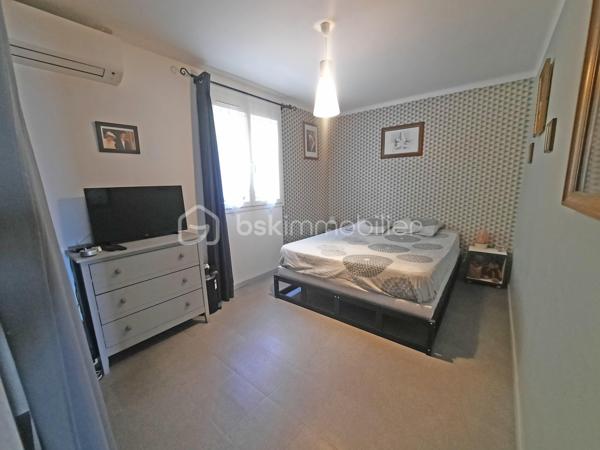 Venez poser vos valises dans cette villa idéalement située, au calme absolu, possédant une vue dégagée tout en étant proche de toutes les commodités.
Vous serez séduits par son agencement extérieur autant qu'intérieur.

Dès l'entrée un grand séjour avec cuisine ouverte équipée s'offre à vous.
Au même niveau, en rez-de-jardin, vous découvrirez 3 chambres, une salle d'eau avec fenêtre et wc ainsi que des wc indépendants.

À l'étage, par une entrée indépendante, un studio entièrement aménagé permet un rendement locatif ou un très bel accueil pour votre famille ou vos amis.

Au coeur d'un environnement très calme, cette villa propose une grande terrasse conviviale exposée sud avec une belle piscine.

Pour un confort optimal, une climatisation réversible est installée dans toutes les pièces.

N'hésitez-pas à contacter votre agent référent Déborah FAYOLLE au 07.84.60.88.91 pour découvrir ce havre de paix.