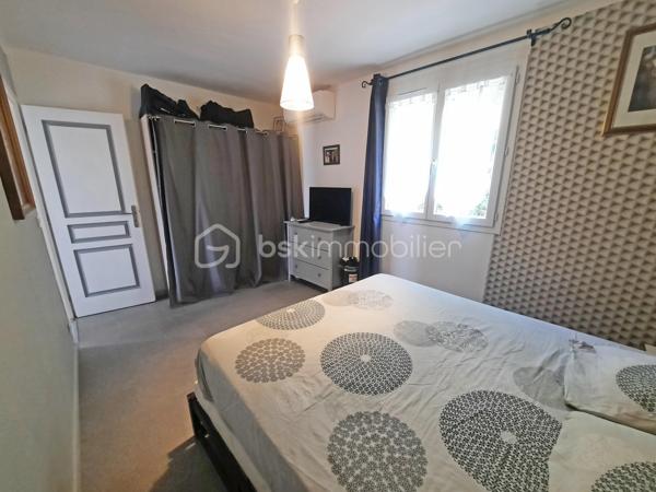 Venez poser vos valises dans cette villa idéalement située, au calme absolu, possédant une vue dégagée tout en étant proche de toutes les commodités.
Vous serez séduits par son agencement extérieur autant qu'intérieur.

Dès l'entrée un grand séjour avec cuisine ouverte équipée s'offre à vous.
Au même niveau, en rez-de-jardin, vous découvrirez 3 chambres, une salle d'eau avec fenêtre et wc ainsi que des wc indépendants.

À l'étage, par une entrée indépendante, un studio entièrement aménagé permet un rendement locatif ou un très bel accueil pour votre famille ou vos amis.

Au coeur d'un environnement très calme, cette villa propose une grande terrasse conviviale exposée sud avec une belle piscine.

Pour un confort optimal, une climatisation réversible est installée dans toutes les pièces.

N'hésitez-pas à contacter votre agent référent Déborah FAYOLLE au 07.84.60.88.91 pour découvrir ce havre de paix.