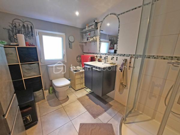 Venez poser vos valises dans cette villa idéalement située, au calme absolu, possédant une vue dégagée tout en étant proche de toutes les commodités.
Vous serez séduits par son agencement extérieur autant qu'intérieur.

Dès l'entrée un grand séjour avec cuisine ouverte équipée s'offre à vous.
Au même niveau, en rez-de-jardin, vous découvrirez 3 chambres, une salle d'eau avec fenêtre et wc ainsi que des wc indépendants.

À l'étage, par une entrée indépendante, un studio entièrement aménagé permet un rendement locatif ou un très bel accueil pour votre famille ou vos amis.

Au coeur d'un environnement très calme, cette villa propose une grande terrasse conviviale exposée sud avec une belle piscine.

Pour un confort optimal, une climatisation réversible est installée dans toutes les pièces.

N'hésitez-pas à contacter votre agent référent Déborah FAYOLLE au 07.84.60.88.91 pour découvrir ce havre de paix.