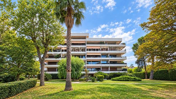 VILLENEUVE-LOUBET – 4 pièces, 3 terrasses, LA MER À PIED, au cœur d’un magnifique parc arboré

LES ATOUTS
Vous rêvez de la mer à pied, de verdure, de trois chambres et de plusieurs terrasses ?
Autant de critères recherchés qu’il est souvent difficile de réunir. Il faut généralement faire des compromis…

Pas ici !

Au premier étage, à hauteur de feuillage, ce 4 pièces traversant Est-Ouest de 86 m² offre un cadre rare. Vous profitez de la nature depuis chaque pièce, tout en rejoignant la mer et les commodités en seulement 5 minutes à pied.
•	Appartement traversant Est-Ouest
•	Surface de 86 m²
•	Trois chambres
•	Mer et commodités accessibles à pied en 5 minutes
•	Environnement verdoyant
•	Accès à une terrasse depuis chaque pièce

LES EXTÉRIEURS
Et parce qu’une seule terrasse aurait été trop classique, cet appartement en compte trois :
•	Le séjour et la cuisine ouverte donnent sur une terrasse de 10 m² exposée Est, idéale pour les petits-déjeuners au soleil et les soirées d’été agréablement tempérées
•	Deux chambres partagent une terrasse de 10 m²
•	La troisième chambre dispose de sa terrasse privative de 5 m²
Au total, 25 m² de terrasses pour vivre aussi bien dehors que dedans.

L’ APPARTEMENT
        À l’intérieur, vous bénéficiez également de :
•	Une cuisine ouverte avec comptoir haut pour plus de convivialité
•	Une salle d’eau
•	Des WC suspendus, indépendants
•	Un dressing
•	De nombreux rangements
Et
•	Une cave de 5 m²

Plusieurs améliorations de confort ont été apportées récemment :
•	Peintures refaites
•	Installation de menuiseries à double vitrage haute performance
•	Pose d’une climatisation réversible

Résultat : vous pouvez poser vos valises sans transformer vos prochains week-ends en chantier.

LA RÉSIDENCE
Sécurisée et gardiennée, la résidence s’étend au cœur d’un parc arboré de plus de 3,5 hectares.
        Sur place :
•	Tennis
•	Boulodrome
•	Aire de jeux pour enfants
•	Locaux à vélos

LE STATIONNEMENT
Les places sont collectives et exclusivement réservées aux résidents. Suffisamment nombreuses, elles permettent de se garer facilement à toute heure.
Des emplacements sont également prévus pour les visiteurs.

EN RÉSUMÉ
La mer à pied, 25 m² de terrasses, trois chambres et un environnement verdoyant, avec un accès immédiat aux principaux axes de circulation.
Un appartement rare, idéal pour une famille, une résidence secondaire ou un investissement, réunissant confort, nature et proximité du littoral.

Premières visites à partir du JEUDI 1er OCTOBRE. Vous pouvez dès à présent me contacter pour réserver votre créneau de visite.
Christine AOUSTIN – BSK Immobilier
06 11 46 60 64 – Disponible 7 j/7
---