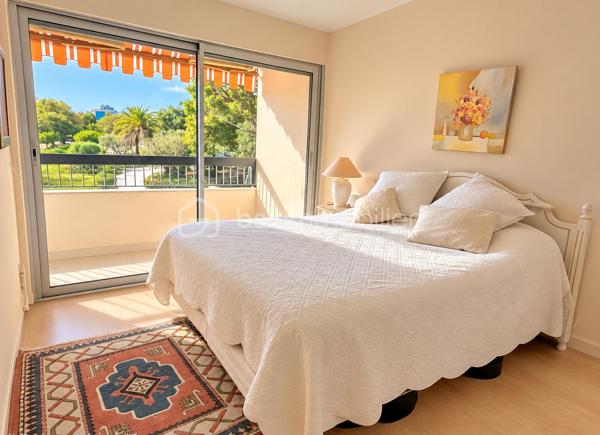 VILLENEUVE-LOUBET – 4 pièces, 3 terrasses, LA MER À PIED, au cœur d’un magnifique parc arboré

LES ATOUTS
Vous rêvez de la mer à pied, de verdure, de trois chambres et de plusieurs terrasses ?
Autant de critères recherchés qu’il est souvent difficile de réunir. Il faut généralement faire des compromis…

Pas ici !

Au premier étage, à hauteur de feuillage, ce 4 pièces traversant Est-Ouest de 86 m² offre un cadre rare. Vous profitez de la nature depuis chaque pièce, tout en rejoignant la mer et les commodités en seulement 5 minutes à pied.
•	Appartement traversant Est-Ouest
•	Surface de 86 m²
•	Trois chambres
•	Mer et commodités accessibles à pied en 5 minutes
•	Environnement verdoyant
•	Accès à une terrasse depuis chaque pièce

LES EXTÉRIEURS
Et parce qu’une seule terrasse aurait été trop classique, cet appartement en compte trois :
•	Le séjour et la cuisine ouverte donnent sur une terrasse de 10 m² exposée Est, idéale pour les petits-déjeuners au soleil et les soirées d’été agréablement tempérées
•	Deux chambres partagent une terrasse de 10 m²
•	La troisième chambre dispose de sa terrasse privative de 5 m²
Au total, 25 m² de terrasses pour vivre aussi bien dehors que dedans.

L’ APPARTEMENT
        À l’intérieur, vous bénéficiez également de :
•	Une cuisine ouverte avec comptoir haut pour plus de convivialité
•	Une salle d’eau
•	Des WC suspendus, indépendants
•	Un dressing
•	De nombreux rangements
Et
•	Une cave de 5 m²

Plusieurs améliorations de confort ont été apportées récemment :
•	Peintures refaites
•	Installation de menuiseries à double vitrage haute performance
•	Pose d’une climatisation réversible

Résultat : vous pouvez poser vos valises sans transformer vos prochains week-ends en chantier.

LA RÉSIDENCE
Sécurisée et gardiennée, la résidence s’étend au cœur d’un parc arboré de plus de 3,5 hectares.
        Sur place :
•	Tennis
•	Boulodrome
•	Aire de jeux pour enfants
•	Locaux à vélos

LE STATIONNEMENT
Les places sont collectives et exclusivement réservées aux résidents. Suffisamment nombreuses, elles permettent de se garer facilement à toute heure.
Des emplacements sont également prévus pour les visiteurs.

EN RÉSUMÉ
La mer à pied, 25 m² de terrasses, trois chambres et un environnement verdoyant, avec un accès immédiat aux principaux axes de circulation.
Un appartement rare, idéal pour une famille, une résidence secondaire ou un investissement, réunissant confort, nature et proximité du littoral.

Premières visites à partir du JEUDI 1er OCTOBRE. Vous pouvez dès à présent me contacter pour réserver votre créneau de visite.
Christine AOUSTIN – BSK Immobilier
06 11 46 60 64 – Disponible 7 j/7
---