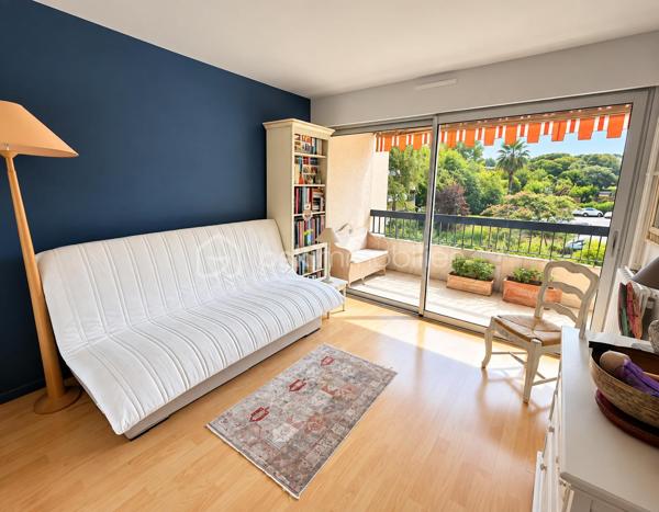 VILLENEUVE-LOUBET – 4 pièces, 3 terrasses, LA MER À PIED, au cœur d’un magnifique parc arboré

LES ATOUTS
Vous rêvez de la mer à pied, de verdure, de trois chambres et de plusieurs terrasses ?
Autant de critères recherchés qu’il est souvent difficile de réunir. Il faut généralement faire des compromis…

Pas ici !

Au premier étage, à hauteur de feuillage, ce 4 pièces traversant Est-Ouest de 86 m² offre un cadre rare. Vous profitez de la nature depuis chaque pièce, tout en rejoignant la mer et les commodités en seulement 5 minutes à pied.
•	Appartement traversant Est-Ouest
•	Surface de 86 m²
•	Trois chambres
•	Mer et commodités accessibles à pied en 5 minutes
•	Environnement verdoyant
•	Accès à une terrasse depuis chaque pièce

LES EXTÉRIEURS
Et parce qu’une seule terrasse aurait été trop classique, cet appartement en compte trois :
•	Le séjour et la cuisine ouverte donnent sur une terrasse de 10 m² exposée Est, idéale pour les petits-déjeuners au soleil et les soirées d’été agréablement tempérées
•	Deux chambres partagent une terrasse de 10 m²
•	La troisième chambre dispose de sa terrasse privative de 5 m²
Au total, 25 m² de terrasses pour vivre aussi bien dehors que dedans.

L’ APPARTEMENT
        À l’intérieur, vous bénéficiez également de :
•	Une cuisine ouverte avec comptoir haut pour plus de convivialité
•	Une salle d’eau
•	Des WC suspendus, indépendants
•	Un dressing
•	De nombreux rangements
Et
•	Une cave de 5 m²

Plusieurs améliorations de confort ont été apportées récemment :
•	Peintures refaites
•	Installation de menuiseries à double vitrage haute performance
•	Pose d’une climatisation réversible

Résultat : vous pouvez poser vos valises sans transformer vos prochains week-ends en chantier.

LA RÉSIDENCE
Sécurisée et gardiennée, la résidence s’étend au cœur d’un parc arboré de plus de 3,5 hectares.
        Sur place :
•	Tennis
•	Boulodrome
•	Aire de jeux pour enfants
•	Locaux à vélos

LE STATIONNEMENT
Les places sont collectives et exclusivement réservées aux résidents. Suffisamment nombreuses, elles permettent de se garer facilement à toute heure.
Des emplacements sont également prévus pour les visiteurs.

EN RÉSUMÉ
La mer à pied, 25 m² de terrasses, trois chambres et un environnement verdoyant, avec un accès immédiat aux principaux axes de circulation.
Un appartement rare, idéal pour une famille, une résidence secondaire ou un investissement, réunissant confort, nature et proximité du littoral.

Premières visites à partir du JEUDI 1er OCTOBRE. Vous pouvez dès à présent me contacter pour réserver votre créneau de visite.
Christine AOUSTIN – BSK Immobilier
06 11 46 60 64 – Disponible 7 j/7
---