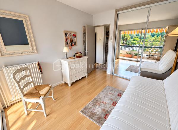 VILLENEUVE-LOUBET – 4 pièces, 3 terrasses, LA MER À PIED, au cœur d’un magnifique parc arboré

LES ATOUTS
Vous rêvez de la mer à pied, de verdure, de trois chambres et de plusieurs terrasses ?
Autant de critères recherchés qu’il est souvent difficile de réunir. Il faut généralement faire des compromis…

Pas ici !

Au premier étage, à hauteur de feuillage, ce 4 pièces traversant Est-Ouest de 86 m² offre un cadre rare. Vous profitez de la nature depuis chaque pièce, tout en rejoignant la mer et les commodités en seulement 5 minutes à pied.
•	Appartement traversant Est-Ouest
•	Surface de 86 m²
•	Trois chambres
•	Mer et commodités accessibles à pied en 5 minutes
•	Environnement verdoyant
•	Accès à une terrasse depuis chaque pièce

LES EXTÉRIEURS
Et parce qu’une seule terrasse aurait été trop classique, cet appartement en compte trois :
•	Le séjour et la cuisine ouverte donnent sur une terrasse de 10 m² exposée Est, idéale pour les petits-déjeuners au soleil et les soirées d’été agréablement tempérées
•	Deux chambres partagent une terrasse de 10 m²
•	La troisième chambre dispose de sa terrasse privative de 5 m²
Au total, 25 m² de terrasses pour vivre aussi bien dehors que dedans.

L’ APPARTEMENT
        À l’intérieur, vous bénéficiez également de :
•	Une cuisine ouverte avec comptoir haut pour plus de convivialité
•	Une salle d’eau
•	Des WC suspendus, indépendants
•	Un dressing
•	De nombreux rangements
Et
•	Une cave de 5 m²

Plusieurs améliorations de confort ont été apportées récemment :
•	Peintures refaites
•	Installation de menuiseries à double vitrage haute performance
•	Pose d’une climatisation réversible

Résultat : vous pouvez poser vos valises sans transformer vos prochains week-ends en chantier.

LA RÉSIDENCE
Sécurisée et gardiennée, la résidence s’étend au cœur d’un parc arboré de plus de 3,5 hectares.
        Sur place :
•	Tennis
•	Boulodrome
•	Aire de jeux pour enfants
•	Locaux à vélos

LE STATIONNEMENT
Les places sont collectives et exclusivement réservées aux résidents. Suffisamment nombreuses, elles permettent de se garer facilement à toute heure.
Des emplacements sont également prévus pour les visiteurs.

EN RÉSUMÉ
La mer à pied, 25 m² de terrasses, trois chambres et un environnement verdoyant, avec un accès immédiat aux principaux axes de circulation.
Un appartement rare, idéal pour une famille, une résidence secondaire ou un investissement, réunissant confort, nature et proximité du littoral.

Premières visites à partir du JEUDI 1er OCTOBRE. Vous pouvez dès à présent me contacter pour réserver votre créneau de visite.
Christine AOUSTIN – BSK Immobilier
06 11 46 60 64 – Disponible 7 j/7
---