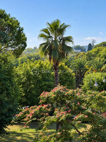 VILLENEUVE-LOUBET – 4 pièces, 3 terrasses, LA MER À PIED, au cœur d’un magnifique parc arboré

LES ATOUTS
Vous rêvez de la mer à pied, de verdure, de trois chambres et de plusieurs terrasses ?
Autant de critères recherchés qu’il est souvent difficile de réunir. Il faut généralement faire des compromis…

Pas ici !

Au premier étage, à hauteur de feuillage, ce 4 pièces traversant Est-Ouest de 86 m² offre un cadre rare. Vous profitez de la nature depuis chaque pièce, tout en rejoignant la mer et les commodités en seulement 5 minutes à pied.
•	Appartement traversant Est-Ouest
•	Surface de 86 m²
•	Trois chambres
•	Mer et commodités accessibles à pied en 5 minutes
•	Environnement verdoyant
•	Accès à une terrasse depuis chaque pièce

LES EXTÉRIEURS
Et parce qu’une seule terrasse aurait été trop classique, cet appartement en compte trois :
•	Le séjour et la cuisine ouverte donnent sur une terrasse de 10 m² exposée Est, idéale pour les petits-déjeuners au soleil et les soirées d’été agréablement tempérées
•	Deux chambres partagent une terrasse de 10 m²
•	La troisième chambre dispose de sa terrasse privative de 5 m²
Au total, 25 m² de terrasses pour vivre aussi bien dehors que dedans.

L’ APPARTEMENT
        À l’intérieur, vous bénéficiez également de :
•	Une cuisine ouverte avec comptoir haut pour plus de convivialité
•	Une salle d’eau
•	Des WC suspendus, indépendants
•	Un dressing
•	De nombreux rangements
Et
•	Une cave de 5 m²

Plusieurs améliorations de confort ont été apportées récemment :
•	Peintures refaites
•	Installation de menuiseries à double vitrage haute performance
•	Pose d’une climatisation réversible

Résultat : vous pouvez poser vos valises sans transformer vos prochains week-ends en chantier.

LA RÉSIDENCE
Sécurisée et gardiennée, la résidence s’étend au cœur d’un parc arboré de plus de 3,5 hectares.
        Sur place :
•	Tennis
•	Boulodrome
•	Aire de jeux pour enfants
•	Locaux à vélos

LE STATIONNEMENT
Les places sont collectives et exclusivement réservées aux résidents. Suffisamment nombreuses, elles permettent de se garer facilement à toute heure.
Des emplacements sont également prévus pour les visiteurs.

EN RÉSUMÉ
La mer à pied, 25 m² de terrasses, trois chambres et un environnement verdoyant, avec un accès immédiat aux principaux axes de circulation.
Un appartement rare, idéal pour une famille, une résidence secondaire ou un investissement, réunissant confort, nature et proximité du littoral.

Premières visites à partir du JEUDI 1er OCTOBRE. Vous pouvez dès à présent me contacter pour réserver votre créneau de visite.
Christine AOUSTIN – BSK Immobilier
06 11 46 60 64 – Disponible 7 j/7
---