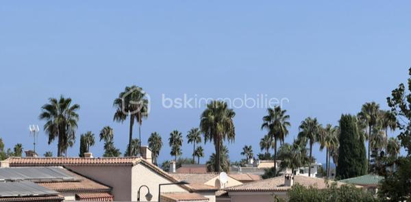 VILLENEUVE-LOUBET – 4 pièces, 3 terrasses, LA MER À PIED, au cœur d’un magnifique parc arboré

LES ATOUTS
Vous rêvez de la mer à pied, de verdure, de trois chambres et de plusieurs terrasses ?
Autant de critères recherchés qu’il est souvent difficile de réunir. Il faut généralement faire des compromis…

Pas ici !

Au premier étage, à hauteur de feuillage, ce 4 pièces traversant Est-Ouest de 86 m² offre un cadre rare. Vous profitez de la nature depuis chaque pièce, tout en rejoignant la mer et les commodités en seulement 5 minutes à pied.
•	Appartement traversant Est-Ouest
•	Surface de 86 m²
•	Trois chambres
•	Mer et commodités accessibles à pied en 5 minutes
•	Environnement verdoyant
•	Accès à une terrasse depuis chaque pièce

LES EXTÉRIEURS
Et parce qu’une seule terrasse aurait été trop classique, cet appartement en compte trois :
•	Le séjour et la cuisine ouverte donnent sur une terrasse de 10 m² exposée Est, idéale pour les petits-déjeuners au soleil et les soirées d’été agréablement tempérées
•	Deux chambres partagent une terrasse de 10 m²
•	La troisième chambre dispose de sa terrasse privative de 5 m²
Au total, 25 m² de terrasses pour vivre aussi bien dehors que dedans.

L’ APPARTEMENT
        À l’intérieur, vous bénéficiez également de :
•	Une cuisine ouverte avec comptoir haut pour plus de convivialité
•	Une salle d’eau
•	Des WC suspendus, indépendants
•	Un dressing
•	De nombreux rangements
Et
•	Une cave de 5 m²

Plusieurs améliorations de confort ont été apportées récemment :
•	Peintures refaites
•	Installation de menuiseries à double vitrage haute performance
•	Pose d’une climatisation réversible

Résultat : vous pouvez poser vos valises sans transformer vos prochains week-ends en chantier.

LA RÉSIDENCE
Sécurisée et gardiennée, la résidence s’étend au cœur d’un parc arboré de plus de 3,5 hectares.
        Sur place :
•	Tennis
•	Boulodrome
•	Aire de jeux pour enfants
•	Locaux à vélos

LE STATIONNEMENT
Les places sont collectives et exclusivement réservées aux résidents. Suffisamment nombreuses, elles permettent de se garer facilement à toute heure.
Des emplacements sont également prévus pour les visiteurs.

EN RÉSUMÉ
La mer à pied, 25 m² de terrasses, trois chambres et un environnement verdoyant, avec un accès immédiat aux principaux axes de circulation.
Un appartement rare, idéal pour une famille, une résidence secondaire ou un investissement, réunissant confort, nature et proximité du littoral.

Premières visites à partir du JEUDI 1er OCTOBRE. Vous pouvez dès à présent me contacter pour réserver votre créneau de visite.
Christine AOUSTIN – BSK Immobilier
06 11 46 60 64 – Disponible 7 j/7
---