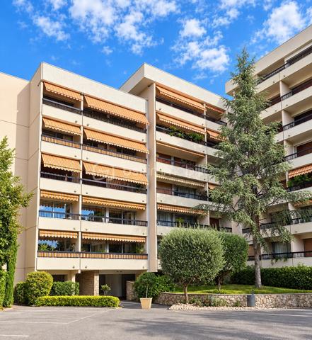 VILLENEUVE-LOUBET – 4 pièces, 3 terrasses, LA MER À PIED, au cœur d’un magnifique parc arboré

LES ATOUTS
Vous rêvez de la mer à pied, de verdure, de trois chambres et de plusieurs terrasses ?
Autant de critères recherchés qu’il est souvent difficile de réunir. Il faut généralement faire des compromis…

Pas ici !

Au premier étage, à hauteur de feuillage, ce 4 pièces traversant Est-Ouest de 86 m² offre un cadre rare. Vous profitez de la nature depuis chaque pièce, tout en rejoignant la mer et les commodités en seulement 5 minutes à pied.
•	Appartement traversant Est-Ouest
•	Surface de 86 m²
•	Trois chambres
•	Mer et commodités accessibles à pied en 5 minutes
•	Environnement verdoyant
•	Accès à une terrasse depuis chaque pièce

LES EXTÉRIEURS
Et parce qu’une seule terrasse aurait été trop classique, cet appartement en compte trois :
•	Le séjour et la cuisine ouverte donnent sur une terrasse de 10 m² exposée Est, idéale pour les petits-déjeuners au soleil et les soirées d’été agréablement tempérées
•	Deux chambres partagent une terrasse de 10 m²
•	La troisième chambre dispose de sa terrasse privative de 5 m²
Au total, 25 m² de terrasses pour vivre aussi bien dehors que dedans.

L’ APPARTEMENT
        À l’intérieur, vous bénéficiez également de :
•	Une cuisine ouverte avec comptoir haut pour plus de convivialité
•	Une salle d’eau
•	Des WC suspendus, indépendants
•	Un dressing
•	De nombreux rangements
Et
•	Une cave de 5 m²

Plusieurs améliorations de confort ont été apportées récemment :
•	Peintures refaites
•	Installation de menuiseries à double vitrage haute performance
•	Pose d’une climatisation réversible

Résultat : vous pouvez poser vos valises sans transformer vos prochains week-ends en chantier.

LA RÉSIDENCE
Sécurisée et gardiennée, la résidence s’étend au cœur d’un parc arboré de plus de 3,5 hectares.
        Sur place :
•	Tennis
•	Boulodrome
•	Aire de jeux pour enfants
•	Locaux à vélos

LE STATIONNEMENT
Les places sont collectives et exclusivement réservées aux résidents. Suffisamment nombreuses, elles permettent de se garer facilement à toute heure.
Des emplacements sont également prévus pour les visiteurs.

EN RÉSUMÉ
La mer à pied, 25 m² de terrasses, trois chambres et un environnement verdoyant, avec un accès immédiat aux principaux axes de circulation.
Un appartement rare, idéal pour une famille, une résidence secondaire ou un investissement, réunissant confort, nature et proximité du littoral.

Premières visites à partir du JEUDI 1er OCTOBRE. Vous pouvez dès à présent me contacter pour réserver votre créneau de visite.
Christine AOUSTIN – BSK Immobilier
06 11 46 60 64 – Disponible 7 j/7
---