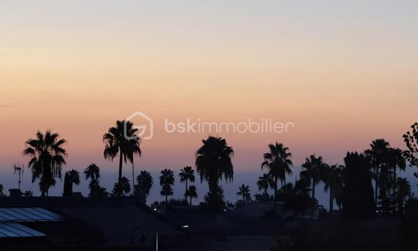 VILLENEUVE-LOUBET – 4 pièces, 3 terrasses, LA MER À PIED, au cœur d’un magnifique parc arboré

LES ATOUTS
Vous rêvez de la mer à pied, de verdure, de trois chambres et de plusieurs terrasses ?
Autant de critères recherchés qu’il est souvent difficile de réunir. Il faut généralement faire des compromis…

Pas ici !

Au premier étage, à hauteur de feuillage, ce 4 pièces traversant Est-Ouest de 86 m² offre un cadre rare. Vous profitez de la nature depuis chaque pièce, tout en rejoignant la mer et les commodités en seulement 5 minutes à pied.
•	Appartement traversant Est-Ouest
•	Surface de 86 m²
•	Trois chambres
•	Mer et commodités accessibles à pied en 5 minutes
•	Environnement verdoyant
•	Accès à une terrasse depuis chaque pièce

LES EXTÉRIEURS
Et parce qu’une seule terrasse aurait été trop classique, cet appartement en compte trois :
•	Le séjour et la cuisine ouverte donnent sur une terrasse de 10 m² exposée Est, idéale pour les petits-déjeuners au soleil et les soirées d’été agréablement tempérées
•	Deux chambres partagent une terrasse de 10 m²
•	La troisième chambre dispose de sa terrasse privative de 5 m²
Au total, 25 m² de terrasses pour vivre aussi bien dehors que dedans.

L’ APPARTEMENT
        À l’intérieur, vous bénéficiez également de :
•	Une cuisine ouverte avec comptoir haut pour plus de convivialité
•	Une salle d’eau
•	Des WC suspendus, indépendants
•	Un dressing
•	De nombreux rangements
Et
•	Une cave de 5 m²

Plusieurs améliorations de confort ont été apportées récemment :
•	Peintures refaites
•	Installation de menuiseries à double vitrage haute performance
•	Pose d’une climatisation réversible

Résultat : vous pouvez poser vos valises sans transformer vos prochains week-ends en chantier.

LA RÉSIDENCE
Sécurisée et gardiennée, la résidence s’étend au cœur d’un parc arboré de plus de 3,5 hectares.
        Sur place :
•	Tennis
•	Boulodrome
•	Aire de jeux pour enfants
•	Locaux à vélos

LE STATIONNEMENT
Les places sont collectives et exclusivement réservées aux résidents. Suffisamment nombreuses, elles permettent de se garer facilement à toute heure.
Des emplacements sont également prévus pour les visiteurs.

EN RÉSUMÉ
La mer à pied, 25 m² de terrasses, trois chambres et un environnement verdoyant, avec un accès immédiat aux principaux axes de circulation.
Un appartement rare, idéal pour une famille, une résidence secondaire ou un investissement, réunissant confort, nature et proximité du littoral.

Premières visites à partir du JEUDI 1er OCTOBRE. Vous pouvez dès à présent me contacter pour réserver votre créneau de visite.
Christine AOUSTIN – BSK Immobilier
06 11 46 60 64 – Disponible 7 j/7
---