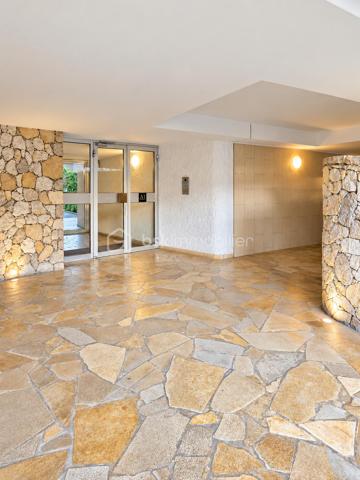 VILLENEUVE-LOUBET – 4 pièces, 3 terrasses, LA MER À PIED, au cœur d’un magnifique parc arboré

LES ATOUTS
Vous rêvez de la mer à pied, de verdure, de trois chambres et de plusieurs terrasses ?
Autant de critères recherchés qu’il est souvent difficile de réunir. Il faut généralement faire des compromis…

Pas ici !

Au premier étage, à hauteur de feuillage, ce 4 pièces traversant Est-Ouest de 86 m² offre un cadre rare. Vous profitez de la nature depuis chaque pièce, tout en rejoignant la mer et les commodités en seulement 5 minutes à pied.
•	Appartement traversant Est-Ouest
•	Surface de 86 m²
•	Trois chambres
•	Mer et commodités accessibles à pied en 5 minutes
•	Environnement verdoyant
•	Accès à une terrasse depuis chaque pièce

LES EXTÉRIEURS
Et parce qu’une seule terrasse aurait été trop classique, cet appartement en compte trois :
•	Le séjour et la cuisine ouverte donnent sur une terrasse de 10 m² exposée Est, idéale pour les petits-déjeuners au soleil et les soirées d’été agréablement tempérées
•	Deux chambres partagent une terrasse de 10 m²
•	La troisième chambre dispose de sa terrasse privative de 5 m²
Au total, 25 m² de terrasses pour vivre aussi bien dehors que dedans.

L’ APPARTEMENT
        À l’intérieur, vous bénéficiez également de :
•	Une cuisine ouverte avec comptoir haut pour plus de convivialité
•	Une salle d’eau
•	Des WC suspendus, indépendants
•	Un dressing
•	De nombreux rangements
Et
•	Une cave de 5 m²

Plusieurs améliorations de confort ont été apportées récemment :
•	Peintures refaites
•	Installation de menuiseries à double vitrage haute performance
•	Pose d’une climatisation réversible

Résultat : vous pouvez poser vos valises sans transformer vos prochains week-ends en chantier.

LA RÉSIDENCE
Sécurisée et gardiennée, la résidence s’étend au cœur d’un parc arboré de plus de 3,5 hectares.
        Sur place :
•	Tennis
•	Boulodrome
•	Aire de jeux pour enfants
•	Locaux à vélos

LE STATIONNEMENT
Les places sont collectives et exclusivement réservées aux résidents. Suffisamment nombreuses, elles permettent de se garer facilement à toute heure.
Des emplacements sont également prévus pour les visiteurs.

EN RÉSUMÉ
La mer à pied, 25 m² de terrasses, trois chambres et un environnement verdoyant, avec un accès immédiat aux principaux axes de circulation.
Un appartement rare, idéal pour une famille, une résidence secondaire ou un investissement, réunissant confort, nature et proximité du littoral.

Premières visites à partir du JEUDI 1er OCTOBRE. Vous pouvez dès à présent me contacter pour réserver votre créneau de visite.
Christine AOUSTIN – BSK Immobilier
06 11 46 60 64 – Disponible 7 j/7
---
