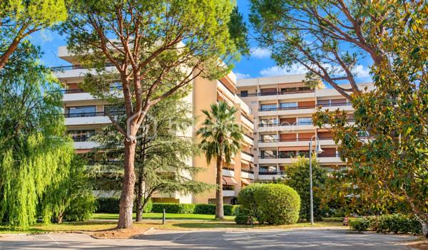 VILLENEUVE-LOUBET – 4 pièces, 3 terrasses, LA MER À PIED, au cœur d’un magnifique parc arboré

LES ATOUTS
Vous rêvez de la mer à pied, de verdure, de trois chambres et de plusieurs terrasses ?
Autant de critères recherchés qu’il est souvent difficile de réunir. Il faut généralement faire des compromis…

Pas ici !

Au premier étage, à hauteur de feuillage, ce 4 pièces traversant Est-Ouest de 86 m² offre un cadre rare. Vous profitez de la nature depuis chaque pièce, tout en rejoignant la mer et les commodités en seulement 5 minutes à pied.
•	Appartement traversant Est-Ouest
•	Surface de 86 m²
•	Trois chambres
•	Mer et commodités accessibles à pied en 5 minutes
•	Environnement verdoyant
•	Accès à une terrasse depuis chaque pièce

LES EXTÉRIEURS
Et parce qu’une seule terrasse aurait été trop classique, cet appartement en compte trois :
•	Le séjour et la cuisine ouverte donnent sur une terrasse de 10 m² exposée Est, idéale pour les petits-déjeuners au soleil et les soirées d’été agréablement tempérées
•	Deux chambres partagent une terrasse de 10 m²
•	La troisième chambre dispose de sa terrasse privative de 5 m²
Au total, 25 m² de terrasses pour vivre aussi bien dehors que dedans.

L’ APPARTEMENT
        À l’intérieur, vous bénéficiez également de :
•	Une cuisine ouverte avec comptoir haut pour plus de convivialité
•	Une salle d’eau
•	Des WC suspendus, indépendants
•	Un dressing
•	De nombreux rangements
Et
•	Une cave de 5 m²

Plusieurs améliorations de confort ont été apportées récemment :
•	Peintures refaites
•	Installation de menuiseries à double vitrage haute performance
•	Pose d’une climatisation réversible

Résultat : vous pouvez poser vos valises sans transformer vos prochains week-ends en chantier.

LA RÉSIDENCE
Sécurisée et gardiennée, la résidence s’étend au cœur d’un parc arboré de plus de 3,5 hectares.
        Sur place :
•	Tennis
•	Boulodrome
•	Aire de jeux pour enfants
•	Locaux à vélos

LE STATIONNEMENT
Les places sont collectives et exclusivement réservées aux résidents. Suffisamment nombreuses, elles permettent de se garer facilement à toute heure.
Des emplacements sont également prévus pour les visiteurs.

EN RÉSUMÉ
La mer à pied, 25 m² de terrasses, trois chambres et un environnement verdoyant, avec un accès immédiat aux principaux axes de circulation.
Un appartement rare, idéal pour une famille, une résidence secondaire ou un investissement, réunissant confort, nature et proximité du littoral.

Premières visites à partir du JEUDI 1er OCTOBRE. Vous pouvez dès à présent me contacter pour réserver votre créneau de visite.
Christine AOUSTIN – BSK Immobilier
06 11 46 60 64 – Disponible 7 j/7
---