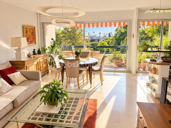 VILLENEUVE-LOUBET – 4 pièces, 3 terrasses, LA MER À PIED, au cœur d’un magnifique parc arboré

LES ATOUTS
Vous rêvez de la mer à pied, de verdure, de trois chambres et de plusieurs terrasses ?
Autant de critères recherchés qu’il est souvent difficile de réunir. Il faut généralement faire des compromis…

Pas ici !

Au premier étage, à hauteur de feuillage, ce 4 pièces traversant Est-Ouest de 86 m² offre un cadre rare. Vous profitez de la nature depuis chaque pièce, tout en rejoignant la mer et les commodités en seulement 5 minutes à pied.
•	Appartement traversant Est-Ouest
•	Surface de 86 m²
•	Trois chambres
•	Mer et commodités accessibles à pied en 5 minutes
•	Environnement verdoyant
•	Accès à une terrasse depuis chaque pièce

LES EXTÉRIEURS
Et parce qu’une seule terrasse aurait été trop classique, cet appartement en compte trois :
•	Le séjour et la cuisine ouverte donnent sur une terrasse de 10 m² exposée Est, idéale pour les petits-déjeuners au soleil et les soirées d’été agréablement tempérées
•	Deux chambres partagent une terrasse de 10 m²
•	La troisième chambre dispose de sa terrasse privative de 5 m²
Au total, 25 m² de terrasses pour vivre aussi bien dehors que dedans.

L’ APPARTEMENT
        À l’intérieur, vous bénéficiez également de :
•	Une cuisine ouverte avec comptoir haut pour plus de convivialité
•	Une salle d’eau
•	Des WC suspendus, indépendants
•	Un dressing
•	De nombreux rangements
Et
•	Une cave de 5 m²

Plusieurs améliorations de confort ont été apportées récemment :
•	Peintures refaites
•	Installation de menuiseries à double vitrage haute performance
•	Pose d’une climatisation réversible

Résultat : vous pouvez poser vos valises sans transformer vos prochains week-ends en chantier.

LA RÉSIDENCE
Sécurisée et gardiennée, la résidence s’étend au cœur d’un parc arboré de plus de 3,5 hectares.
        Sur place :
•	Tennis
•	Boulodrome
•	Aire de jeux pour enfants
•	Locaux à vélos

LE STATIONNEMENT
Les places sont collectives et exclusivement réservées aux résidents. Suffisamment nombreuses, elles permettent de se garer facilement à toute heure.
Des emplacements sont également prévus pour les visiteurs.

EN RÉSUMÉ
La mer à pied, 25 m² de terrasses, trois chambres et un environnement verdoyant, avec un accès immédiat aux principaux axes de circulation.
Un appartement rare, idéal pour une famille, une résidence secondaire ou un investissement, réunissant confort, nature et proximité du littoral.

Premières visites à partir du JEUDI 1er OCTOBRE. Vous pouvez dès à présent me contacter pour réserver votre créneau de visite.
Christine AOUSTIN – BSK Immobilier
06 11 46 60 64 – Disponible 7 j/7
---