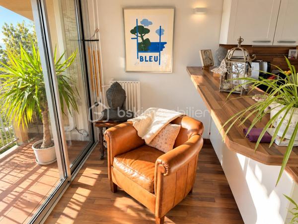 VILLENEUVE-LOUBET – 4 pièces, 3 terrasses, LA MER À PIED, au cœur d’un magnifique parc arboré

LES ATOUTS
Vous rêvez de la mer à pied, de verdure, de trois chambres et de plusieurs terrasses ?
Autant de critères recherchés qu’il est souvent difficile de réunir. Il faut généralement faire des compromis…

Pas ici !

Au premier étage, à hauteur de feuillage, ce 4 pièces traversant Est-Ouest de 86 m² offre un cadre rare. Vous profitez de la nature depuis chaque pièce, tout en rejoignant la mer et les commodités en seulement 5 minutes à pied.
•	Appartement traversant Est-Ouest
•	Surface de 86 m²
•	Trois chambres
•	Mer et commodités accessibles à pied en 5 minutes
•	Environnement verdoyant
•	Accès à une terrasse depuis chaque pièce

LES EXTÉRIEURS
Et parce qu’une seule terrasse aurait été trop classique, cet appartement en compte trois :
•	Le séjour et la cuisine ouverte donnent sur une terrasse de 10 m² exposée Est, idéale pour les petits-déjeuners au soleil et les soirées d’été agréablement tempérées
•	Deux chambres partagent une terrasse de 10 m²
•	La troisième chambre dispose de sa terrasse privative de 5 m²
Au total, 25 m² de terrasses pour vivre aussi bien dehors que dedans.

L’ APPARTEMENT
        À l’intérieur, vous bénéficiez également de :
•	Une cuisine ouverte avec comptoir haut pour plus de convivialité
•	Une salle d’eau
•	Des WC suspendus, indépendants
•	Un dressing
•	De nombreux rangements
Et
•	Une cave de 5 m²

Plusieurs améliorations de confort ont été apportées récemment :
•	Peintures refaites
•	Installation de menuiseries à double vitrage haute performance
•	Pose d’une climatisation réversible

Résultat : vous pouvez poser vos valises sans transformer vos prochains week-ends en chantier.

LA RÉSIDENCE
Sécurisée et gardiennée, la résidence s’étend au cœur d’un parc arboré de plus de 3,5 hectares.
        Sur place :
•	Tennis
•	Boulodrome
•	Aire de jeux pour enfants
•	Locaux à vélos

LE STATIONNEMENT
Les places sont collectives et exclusivement réservées aux résidents. Suffisamment nombreuses, elles permettent de se garer facilement à toute heure.
Des emplacements sont également prévus pour les visiteurs.

EN RÉSUMÉ
La mer à pied, 25 m² de terrasses, trois chambres et un environnement verdoyant, avec un accès immédiat aux principaux axes de circulation.
Un appartement rare, idéal pour une famille, une résidence secondaire ou un investissement, réunissant confort, nature et proximité du littoral.

Premières visites à partir du JEUDI 1er OCTOBRE. Vous pouvez dès à présent me contacter pour réserver votre créneau de visite.
Christine AOUSTIN – BSK Immobilier
06 11 46 60 64 – Disponible 7 j/7
---