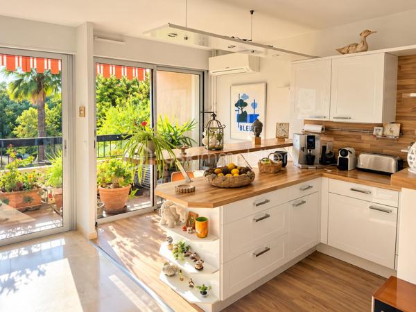 VILLENEUVE-LOUBET – 4 pièces, 3 terrasses, LA MER À PIED, au cœur d’un magnifique parc arboré

LES ATOUTS
Vous rêvez de la mer à pied, de verdure, de trois chambres et de plusieurs terrasses ?
Autant de critères recherchés qu’il est souvent difficile de réunir. Il faut généralement faire des compromis…

Pas ici !

Au premier étage, à hauteur de feuillage, ce 4 pièces traversant Est-Ouest de 86 m² offre un cadre rare. Vous profitez de la nature depuis chaque pièce, tout en rejoignant la mer et les commodités en seulement 5 minutes à pied.
•	Appartement traversant Est-Ouest
•	Surface de 86 m²
•	Trois chambres
•	Mer et commodités accessibles à pied en 5 minutes
•	Environnement verdoyant
•	Accès à une terrasse depuis chaque pièce

LES EXTÉRIEURS
Et parce qu’une seule terrasse aurait été trop classique, cet appartement en compte trois :
•	Le séjour et la cuisine ouverte donnent sur une terrasse de 10 m² exposée Est, idéale pour les petits-déjeuners au soleil et les soirées d’été agréablement tempérées
•	Deux chambres partagent une terrasse de 10 m²
•	La troisième chambre dispose de sa terrasse privative de 5 m²
Au total, 25 m² de terrasses pour vivre aussi bien dehors que dedans.

L’ APPARTEMENT
        À l’intérieur, vous bénéficiez également de :
•	Une cuisine ouverte avec comptoir haut pour plus de convivialité
•	Une salle d’eau
•	Des WC suspendus, indépendants
•	Un dressing
•	De nombreux rangements
Et
•	Une cave de 5 m²

Plusieurs améliorations de confort ont été apportées récemment :
•	Peintures refaites
•	Installation de menuiseries à double vitrage haute performance
•	Pose d’une climatisation réversible

Résultat : vous pouvez poser vos valises sans transformer vos prochains week-ends en chantier.

LA RÉSIDENCE
Sécurisée et gardiennée, la résidence s’étend au cœur d’un parc arboré de plus de 3,5 hectares.
        Sur place :
•	Tennis
•	Boulodrome
•	Aire de jeux pour enfants
•	Locaux à vélos

LE STATIONNEMENT
Les places sont collectives et exclusivement réservées aux résidents. Suffisamment nombreuses, elles permettent de se garer facilement à toute heure.
Des emplacements sont également prévus pour les visiteurs.

EN RÉSUMÉ
La mer à pied, 25 m² de terrasses, trois chambres et un environnement verdoyant, avec un accès immédiat aux principaux axes de circulation.
Un appartement rare, idéal pour une famille, une résidence secondaire ou un investissement, réunissant confort, nature et proximité du littoral.

Premières visites à partir du JEUDI 1er OCTOBRE. Vous pouvez dès à présent me contacter pour réserver votre créneau de visite.
Christine AOUSTIN – BSK Immobilier
06 11 46 60 64 – Disponible 7 j/7
---
