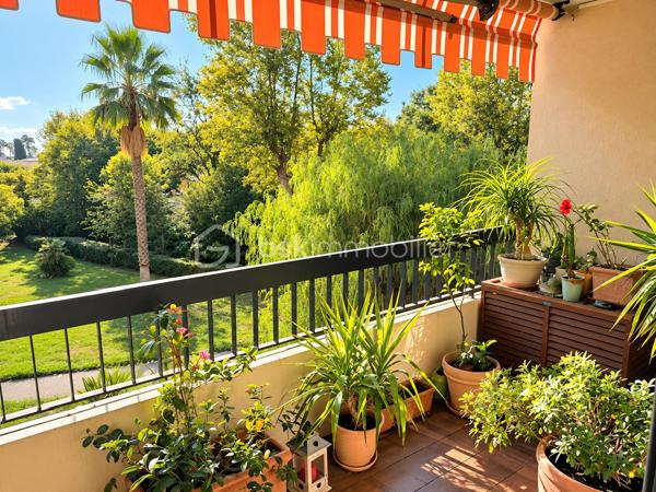VILLENEUVE-LOUBET – 4 pièces, 3 terrasses, LA MER À PIED, au cœur d’un magnifique parc arboré

LES ATOUTS
Vous rêvez de la mer à pied, de verdure, de trois chambres et de plusieurs terrasses ?
Autant de critères recherchés qu’il est souvent difficile de réunir. Il faut généralement faire des compromis…

Pas ici !

Au premier étage, à hauteur de feuillage, ce 4 pièces traversant Est-Ouest de 86 m² offre un cadre rare. Vous profitez de la nature depuis chaque pièce, tout en rejoignant la mer et les commodités en seulement 5 minutes à pied.
•	Appartement traversant Est-Ouest
•	Surface de 86 m²
•	Trois chambres
•	Mer et commodités accessibles à pied en 5 minutes
•	Environnement verdoyant
•	Accès à une terrasse depuis chaque pièce

LES EXTÉRIEURS
Et parce qu’une seule terrasse aurait été trop classique, cet appartement en compte trois :
•	Le séjour et la cuisine ouverte donnent sur une terrasse de 10 m² exposée Est, idéale pour les petits-déjeuners au soleil et les soirées d’été agréablement tempérées
•	Deux chambres partagent une terrasse de 10 m²
•	La troisième chambre dispose de sa terrasse privative de 5 m²
Au total, 25 m² de terrasses pour vivre aussi bien dehors que dedans.

L’ APPARTEMENT
        À l’intérieur, vous bénéficiez également de :
•	Une cuisine ouverte avec comptoir haut pour plus de convivialité
•	Une salle d’eau
•	Des WC suspendus, indépendants
•	Un dressing
•	De nombreux rangements
Et
•	Une cave de 5 m²

Plusieurs améliorations de confort ont été apportées récemment :
•	Peintures refaites
•	Installation de menuiseries à double vitrage haute performance
•	Pose d’une climatisation réversible

Résultat : vous pouvez poser vos valises sans transformer vos prochains week-ends en chantier.

LA RÉSIDENCE
Sécurisée et gardiennée, la résidence s’étend au cœur d’un parc arboré de plus de 3,5 hectares.
        Sur place :
•	Tennis
•	Boulodrome
•	Aire de jeux pour enfants
•	Locaux à vélos

LE STATIONNEMENT
Les places sont collectives et exclusivement réservées aux résidents. Suffisamment nombreuses, elles permettent de se garer facilement à toute heure.
Des emplacements sont également prévus pour les visiteurs.

EN RÉSUMÉ
La mer à pied, 25 m² de terrasses, trois chambres et un environnement verdoyant, avec un accès immédiat aux principaux axes de circulation.
Un appartement rare, idéal pour une famille, une résidence secondaire ou un investissement, réunissant confort, nature et proximité du littoral.

Premières visites à partir du JEUDI 1er OCTOBRE. Vous pouvez dès à présent me contacter pour réserver votre créneau de visite.
Christine AOUSTIN – BSK Immobilier
06 11 46 60 64 – Disponible 7 j/7
---