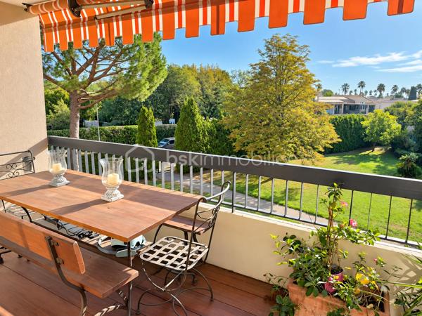 VILLENEUVE-LOUBET – 4 pièces, 3 terrasses, LA MER À PIED, au cœur d’un magnifique parc arboré

LES ATOUTS
Vous rêvez de la mer à pied, de verdure, de trois chambres et de plusieurs terrasses ?
Autant de critères recherchés qu’il est souvent difficile de réunir. Il faut généralement faire des compromis…

Pas ici !

Au premier étage, à hauteur de feuillage, ce 4 pièces traversant Est-Ouest de 86 m² offre un cadre rare. Vous profitez de la nature depuis chaque pièce, tout en rejoignant la mer et les commodités en seulement 5 minutes à pied.
•	Appartement traversant Est-Ouest
•	Surface de 86 m²
•	Trois chambres
•	Mer et commodités accessibles à pied en 5 minutes
•	Environnement verdoyant
•	Accès à une terrasse depuis chaque pièce

LES EXTÉRIEURS
Et parce qu’une seule terrasse aurait été trop classique, cet appartement en compte trois :
•	Le séjour et la cuisine ouverte donnent sur une terrasse de 10 m² exposée Est, idéale pour les petits-déjeuners au soleil et les soirées d’été agréablement tempérées
•	Deux chambres partagent une terrasse de 10 m²
•	La troisième chambre dispose de sa terrasse privative de 5 m²
Au total, 25 m² de terrasses pour vivre aussi bien dehors que dedans.

L’ APPARTEMENT
        À l’intérieur, vous bénéficiez également de :
•	Une cuisine ouverte avec comptoir haut pour plus de convivialité
•	Une salle d’eau
•	Des WC suspendus, indépendants
•	Un dressing
•	De nombreux rangements
Et
•	Une cave de 5 m²

Plusieurs améliorations de confort ont été apportées récemment :
•	Peintures refaites
•	Installation de menuiseries à double vitrage haute performance
•	Pose d’une climatisation réversible

Résultat : vous pouvez poser vos valises sans transformer vos prochains week-ends en chantier.

LA RÉSIDENCE
Sécurisée et gardiennée, la résidence s’étend au cœur d’un parc arboré de plus de 3,5 hectares.
        Sur place :
•	Tennis
•	Boulodrome
•	Aire de jeux pour enfants
•	Locaux à vélos

LE STATIONNEMENT
Les places sont collectives et exclusivement réservées aux résidents. Suffisamment nombreuses, elles permettent de se garer facilement à toute heure.
Des emplacements sont également prévus pour les visiteurs.

EN RÉSUMÉ
La mer à pied, 25 m² de terrasses, trois chambres et un environnement verdoyant, avec un accès immédiat aux principaux axes de circulation.
Un appartement rare, idéal pour une famille, une résidence secondaire ou un investissement, réunissant confort, nature et proximité du littoral.

Premières visites à partir du JEUDI 1er OCTOBRE. Vous pouvez dès à présent me contacter pour réserver votre créneau de visite.
Christine AOUSTIN – BSK Immobilier
06 11 46 60 64 – Disponible 7 j/7
---
