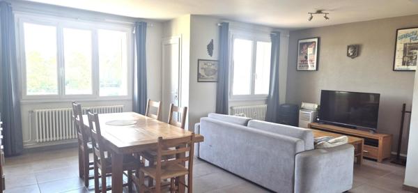 Bourg-en-Bresse – Bel appartement T4 rénové à deux pas de l’église de Brou