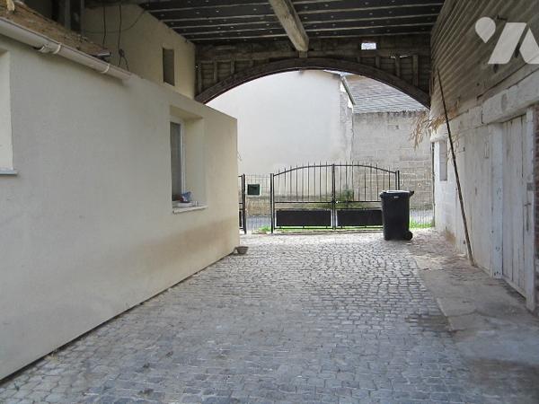 Maison 422 m2, 5 chambres et 280 m2 de dépendances.