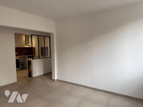 A VENDRE - A LIMOGNE-EN-QUERCY (LOT - 46260) - Dans un immeuble en copropriété, deux appartemen...