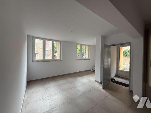 A VENDRE - A LIMOGNE-EN-QUERCY (LOT - 46260) - Dans un immeuble en copropriété, deux appartemen...