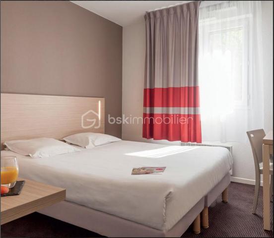 Pour un séjour de loisirs ou un déplacement professionnel, cette appart-hôtel Lyon Part-Dieu Garibaldi offre une situation centrale proche des rues commerçantes et piétonnes, à 15 minutes à pied de la gare Lyon Part-Dieu et à 5 minutes de marche de la station de métro Garibaldi.

Sous contrat de bail commerciale avec la société APPART CITY. Ce bien de plus de 18m2 garantira à son propriétaire un loyer de 7682€ HT par an, soit une rentabilité brute garantie de 7,2%. Vous souhaitez vous construire un patrimoine sécurisé et/ou créer un complément de revenu retraite garanti, alors ce bien est parfait pour vous. Statut LMNP avec amortissement possible. Photos d'un bien type. A NE PAS LAISSER PASSER !!!

Taxe foncière : 630€
Charges de copropriété par an : 240€