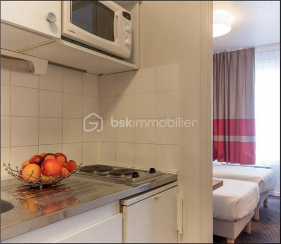 Pour un séjour de loisirs ou un déplacement professionnel, cette appart-hôtel Lyon Part-Dieu Garibaldi offre une situation centrale proche des rues commerçantes et piétonnes, à 15 minutes à pied de la gare Lyon Part-Dieu et à 5 minutes de marche de la station de métro Garibaldi.

Sous contrat de bail commerciale avec la société APPART CITY. Ce bien de plus de 18m2 garantira à son propriétaire un loyer de 7682€ HT par an, soit une rentabilité brute garantie de 7,2%. Vous souhaitez vous construire un patrimoine sécurisé et/ou créer un complément de revenu retraite garanti, alors ce bien est parfait pour vous. Statut LMNP avec amortissement possible. Photos d'un bien type. A NE PAS LAISSER PASSER !!!

Taxe foncière : 630€
Charges de copropriété par an : 240€