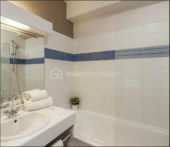 Pour un séjour de loisirs ou un déplacement professionnel, cette appart-hôtel Lyon Part-Dieu Garibaldi offre une situation centrale proche des rues commerçantes et piétonnes, à 15 minutes à pied de la gare Lyon Part-Dieu et à 5 minutes de marche de la station de métro Garibaldi.

Sous contrat de bail commerciale avec la société APPART CITY. Ce bien de plus de 18m2 garantira à son propriétaire un loyer de 7682€ HT par an, soit une rentabilité brute garantie de 7,2%. Vous souhaitez vous construire un patrimoine sécurisé et/ou créer un complément de revenu retraite garanti, alors ce bien est parfait pour vous. Statut LMNP avec amortissement possible. Photos d'un bien type. A NE PAS LAISSER PASSER !!!

Taxe foncière : 630€
Charges de copropriété par an : 240€